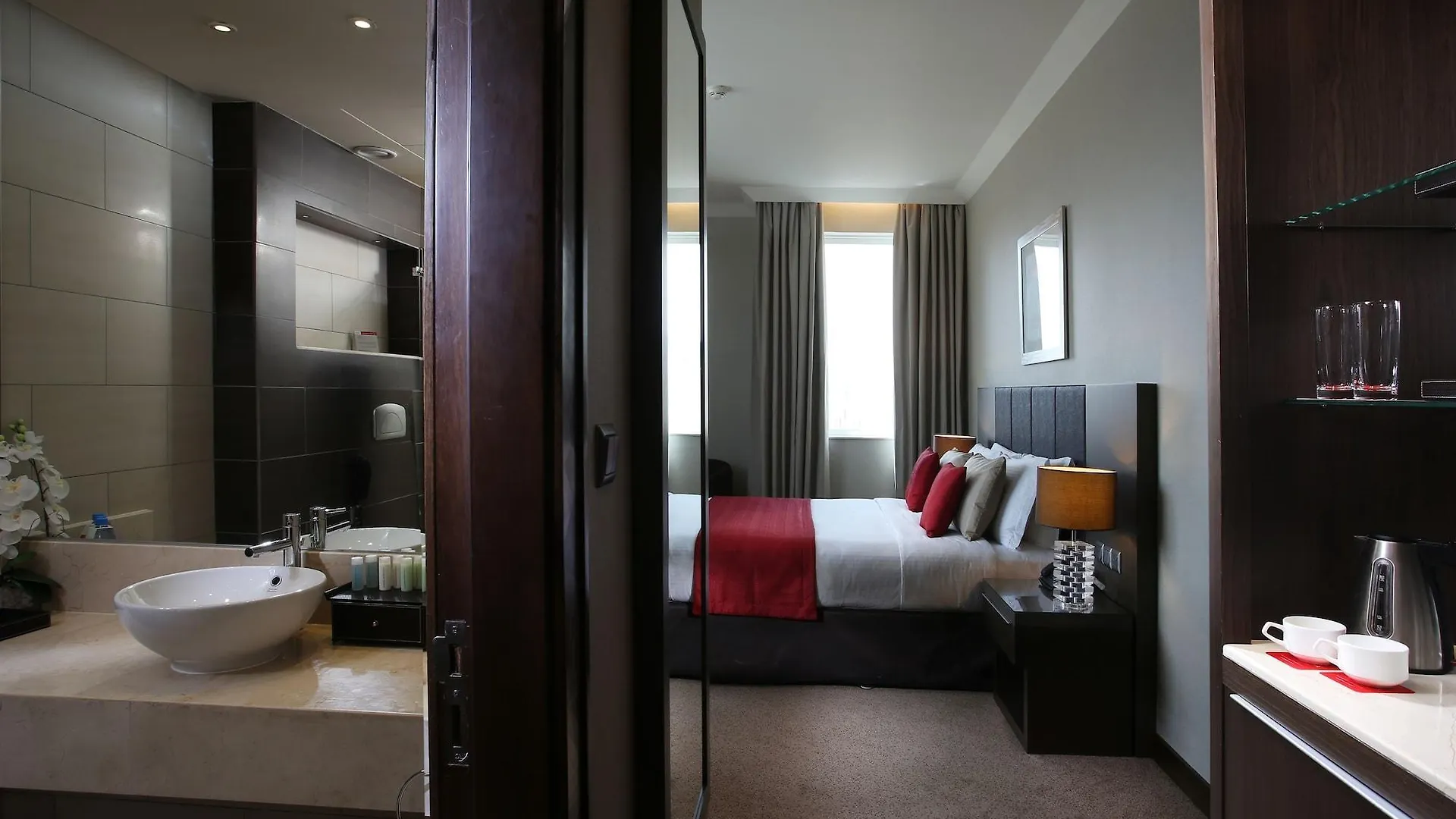 Ramada Downtown Abu Dhabi Hotel 4*,